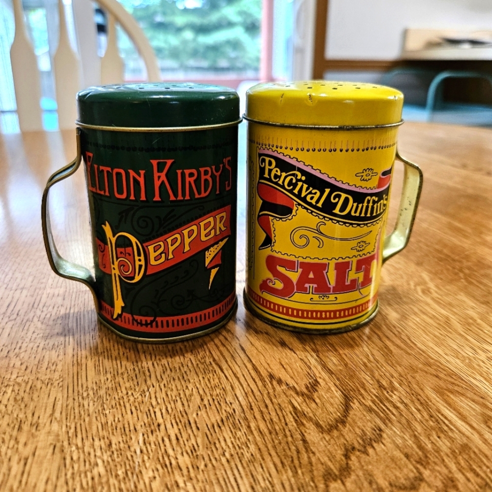 Salt/Pepper Shakers, Vintage Style